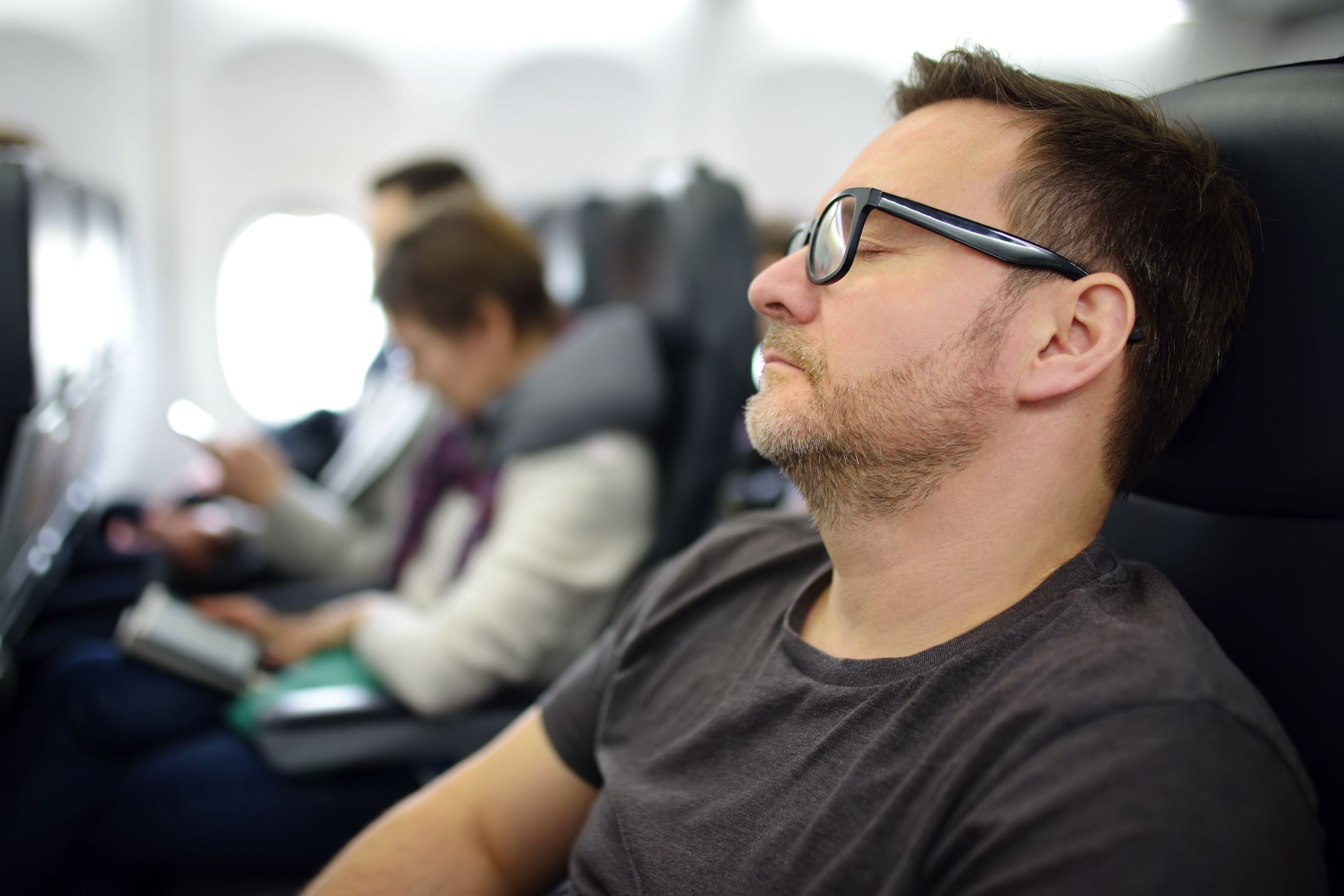 Śpiący mężczyzna w samolocie