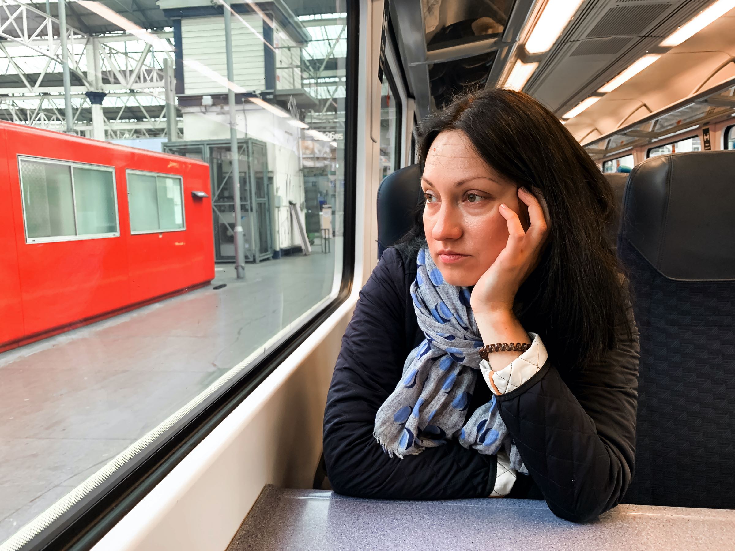 Znudzona kobieta w pociągu, ilustracja do artykułu