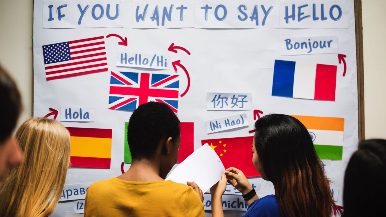 Jak radzić sobie z barierą językową w obcym kraju podczas wakacji?