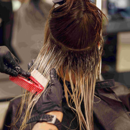 Balayage na ciemnych włosach: 15 inspiracji i praktyczne porady