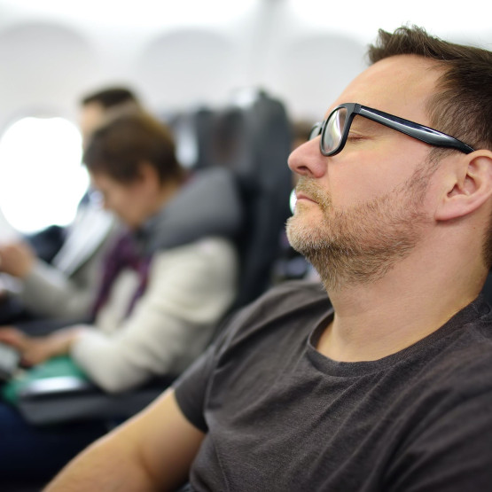 Śpiący mężczyzna w samolocie