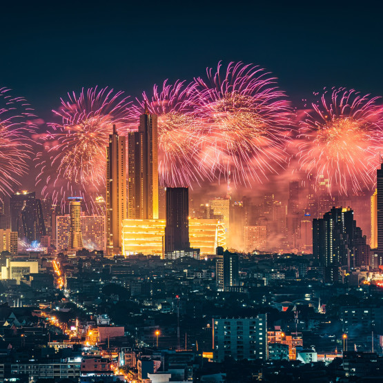 Fajerwerki nad nocnym miastem; zdjęcie ilustracyjne bez przypisania lokalizacji i edycji 2026/2027. Fot. Mumemories / Envato. Zdjęcie ilustracyjne.
