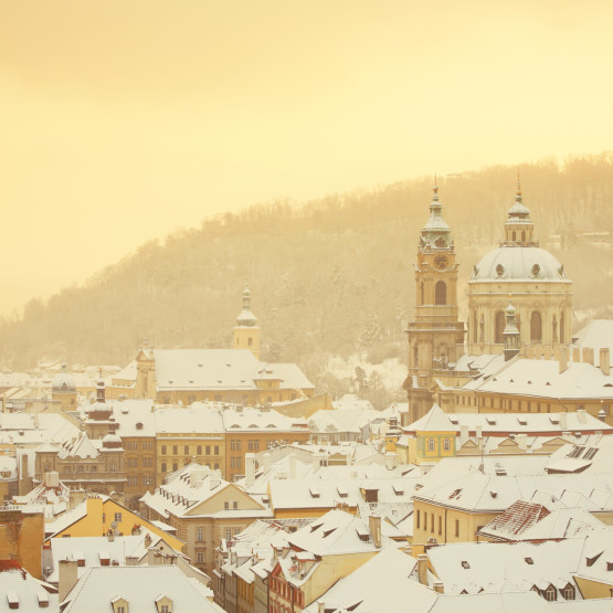 Zimowa panorama Pragi w ciepłym świetle; zdjęcie ilustracyjne. Fot. Chalabala / Envato.